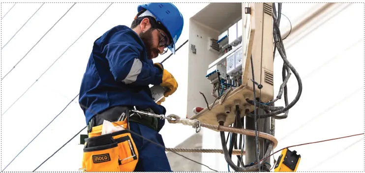 An electricity worker from KRG inspects a local neighborhood distribution board as part of the Runaki electricity program. Photo credit: Official Runaki Program website.